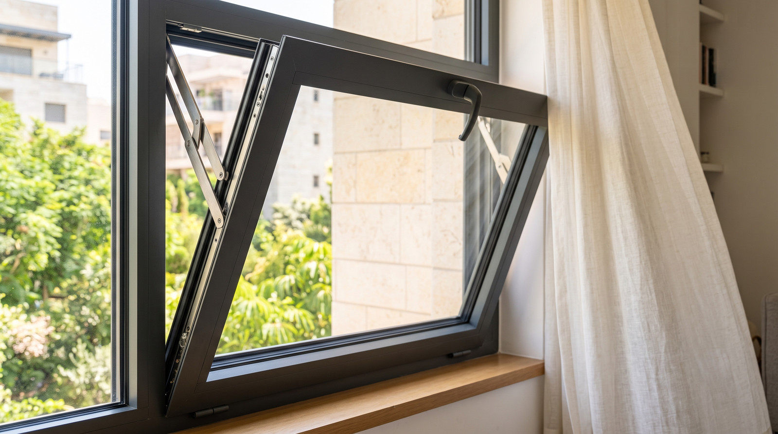 חלון דריי קיפ נטוי פנימה בחלקו העליון לאוורור מבוקר